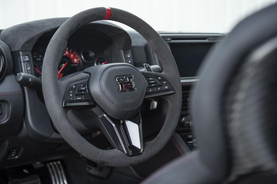 Детали интерьера Nissan GT-R Nismo (R35) 2019 года  (WW) (фото 80 из 81)